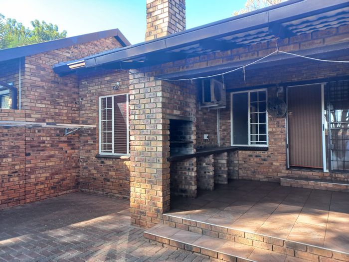 Townhouse for Sale in Safari Gardens: 3 beds, communal pools, 24-hour security.