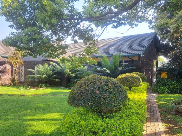 For Sale: House in Safari Gardens with 4 bedrooms, spacious garden, and parking.