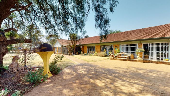 Sundra AH Small Holding For Sale: Off-grid living, tenant housing, ample agricultural potential.