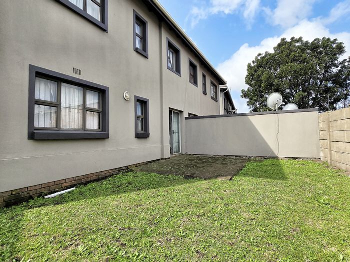 Arboretum Townhouse For Sale: 2 beds, backyard garden, open-plan living, covered parking.