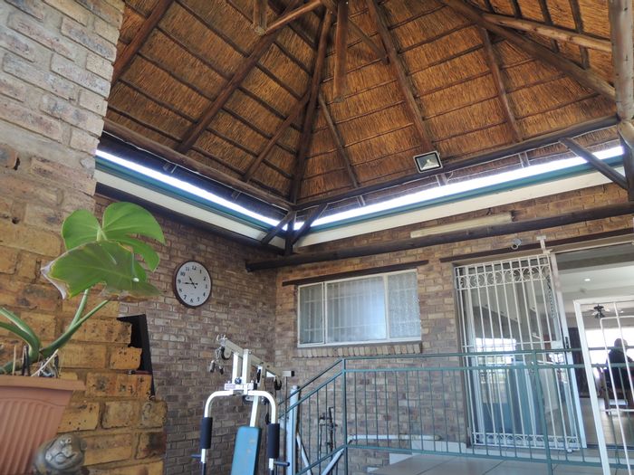 South Hills House For Sale: 4 Bedrooms, flat, lapa, secure parking, and privacy.