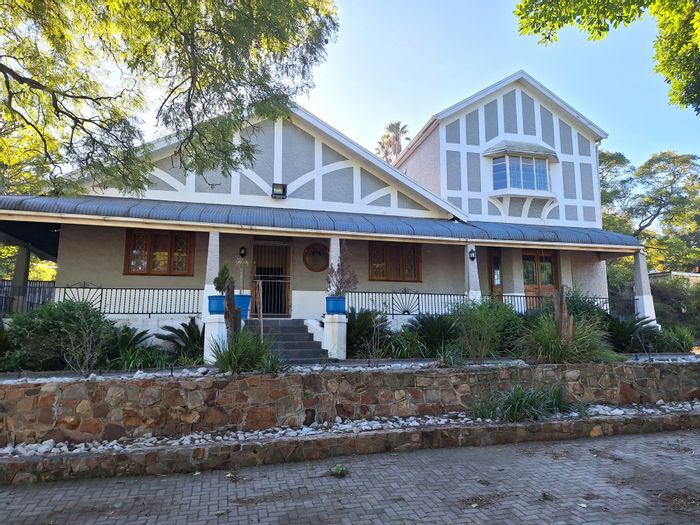 House To Rent in Penford: 6 bedrooms, large yard, ample parking available.