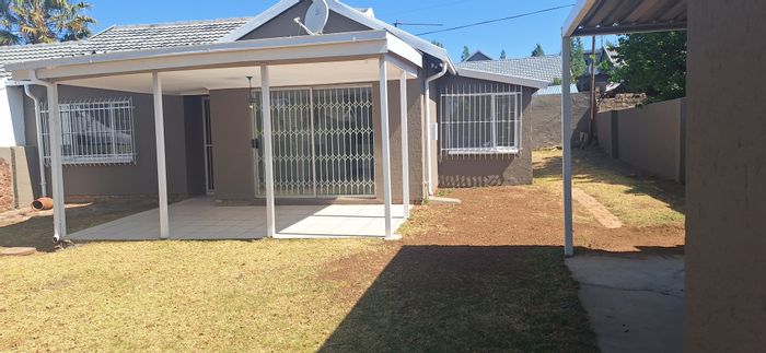 2-Bedroom House For Sale in Noordwyk with Pet-Friendly Yard and Secure Perimeter.