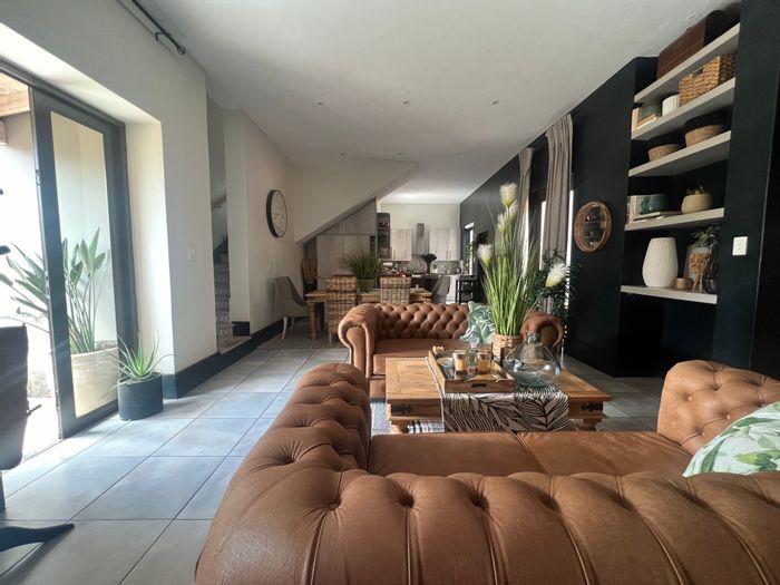 Heritage Hill Townhouse For Sale: 3 beds, pool access, double garage, office nook.