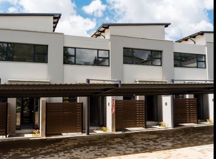 Maroelana Townhouse For Sale: One-bedroom duplex with open plan living and security.