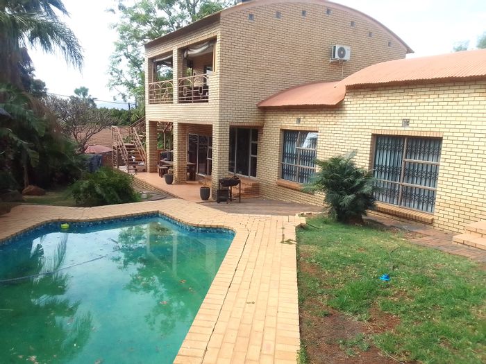 Geelhoutpark House For Sale: 4 Bedrooms, pool, bar, private garden, secure living.
