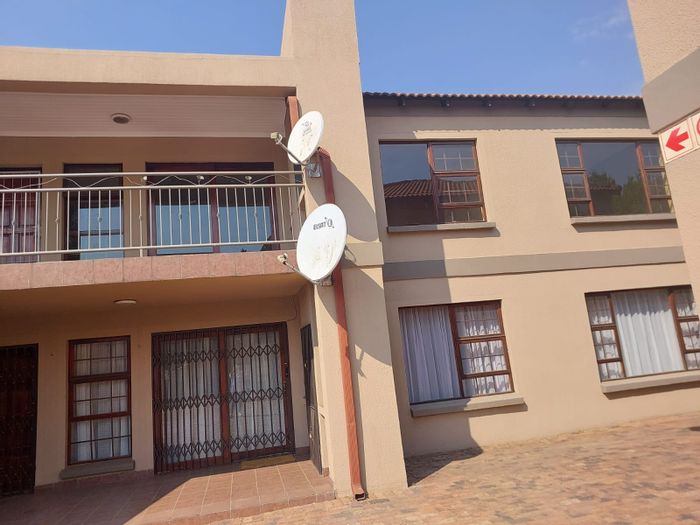 Vaalpark Flat For Sale: 3 Bedrooms, Private Patio, Pool, Lapa, Secure Parking.