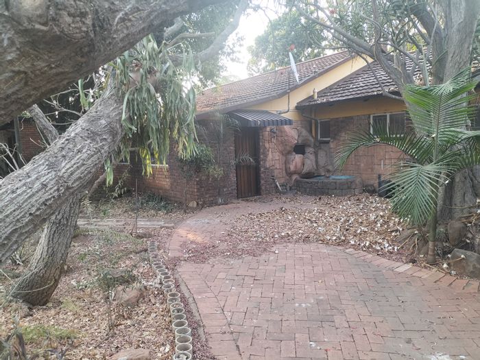 Spacious Pretoria North house with flat, pool, braai area, and double garage. For Sale.