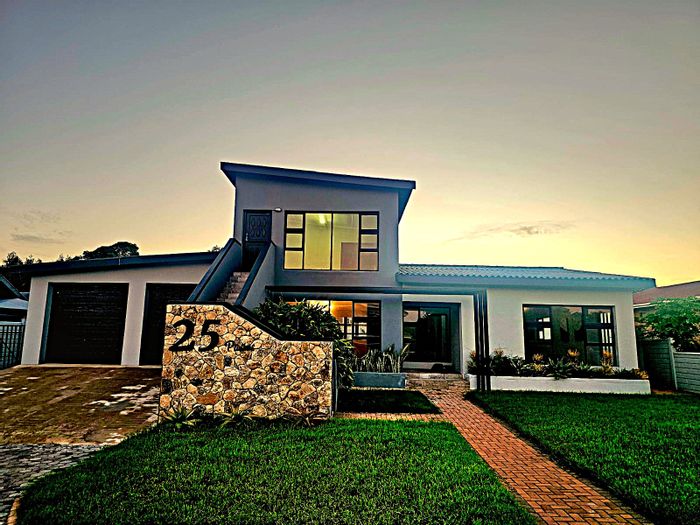 For Sale: 5-bedroom house in Stilbaai Wes with garden, flatlet, and ample parking.