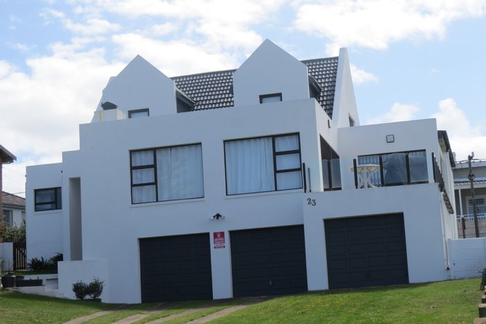 Jongensfontein House For Sale: 4 Bedrooms, sea views, expansive lot, and garages.