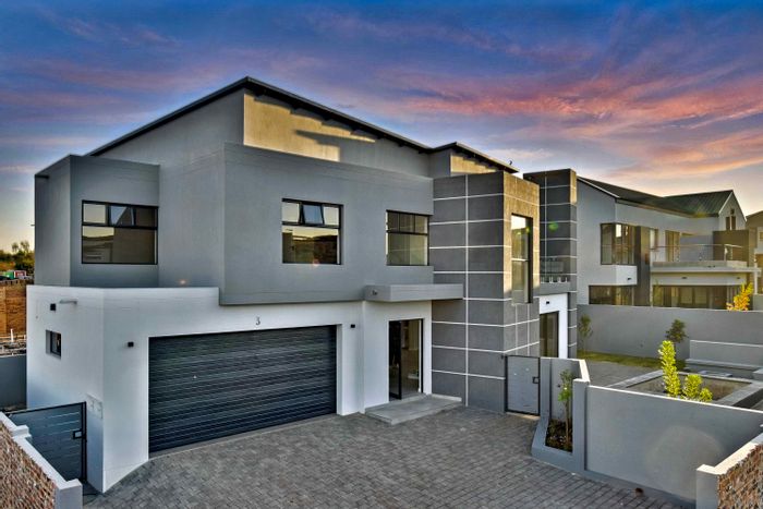 For Sale: Spacious 5-bedroom house in Fountainbrook Estate with pool and braai area.