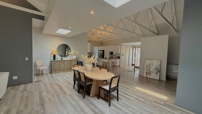 For Sale: House in Ferncliffe with 4 en-suite bedrooms, spacious lounge, and private courtyard.