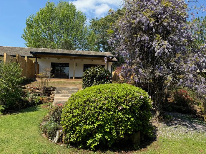 Cottage To Rent in Hilton Central: Garden, pet-friendly, covered parking, secure access.