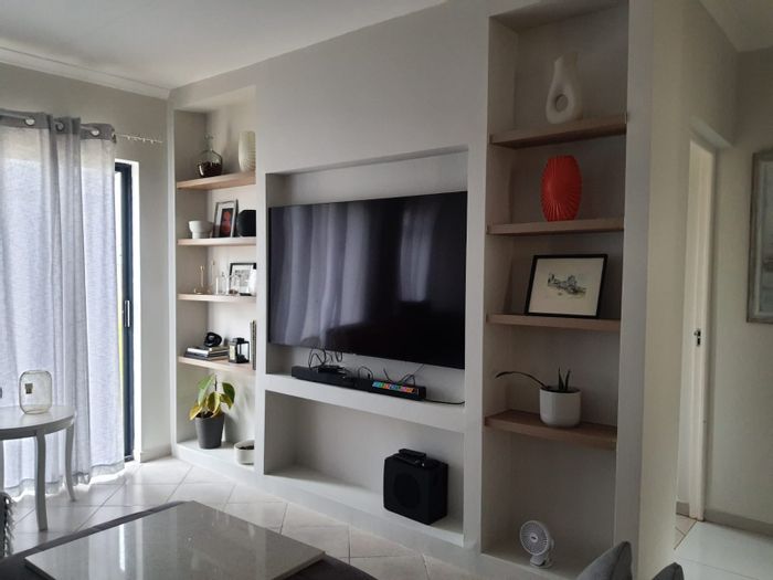 Kidds Beach House For Sale: 2 Bedrooms, garden access, secure complex, off-street parking.