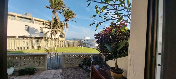 For Sale: Apartment in Manaba Beach with 3 bedrooms, pool, and beach access.