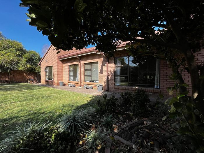 For Sale: Spacious Secunda Central house with garden, entertainment area, and rental potential.