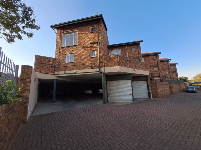 Heidelberg Central Townhouse For Sale: 3 beds, private garden, communal pool, secure complex.