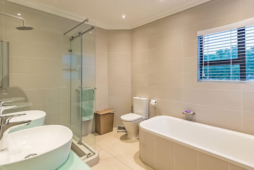 Main Ensuite Bathroom