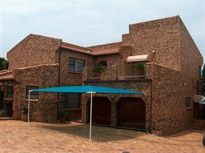 Glenvista Cluster To Rent: 3 beds, 2 baths, garden, double garage, near amenities.