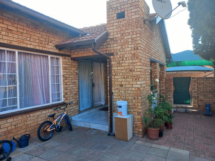 Townhouse For Sale in Safari Gardens: 3 beds, double garage, communal pools, secure complex.