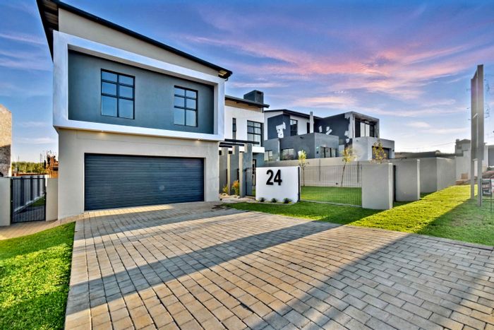 Fountainbrook Estate House For Sale: 3 bedrooms, double garage, private garden, braai patio.