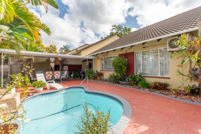 Escombe Townhouse For Sale: 2 beds, pool, pet-friendly, 2 parking spaces.