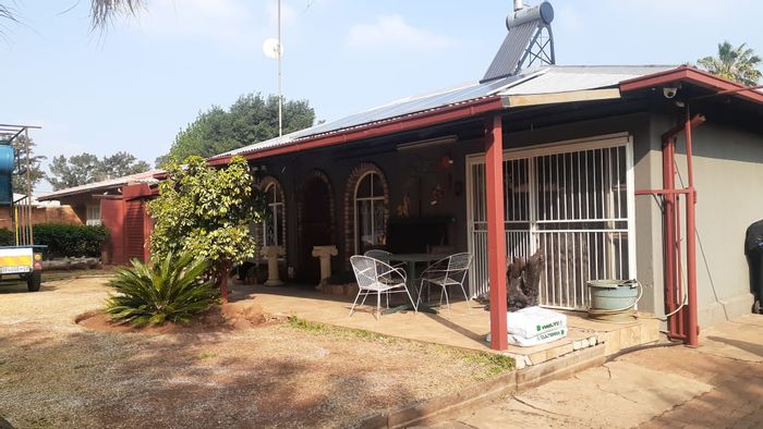 For Sale: House in Vanderbijlpark Cw 1 with pool, garage, and security features.