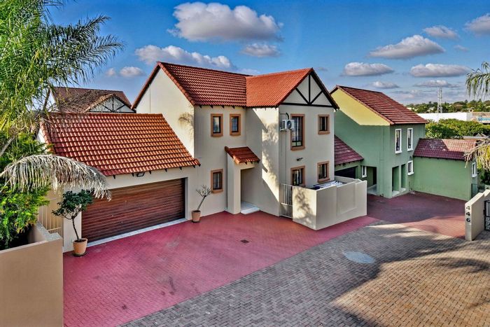 For Sale: House in Thatchfield Glen with 3 beds, solar power, and braai area.