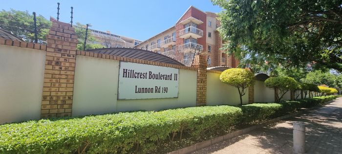 Hillcrest Flat For Sale: 2 bedrooms, 24-hour security, near University of Pretoria.