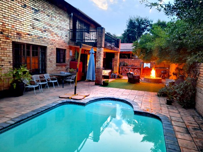 4-Bedroom House For Sale in Buffelspoort Eco Estate with flatlet and solar power.