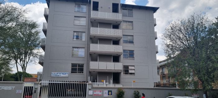 Hillcrest Flat For Sale: 2 beds, near university, parking, and shopping access.