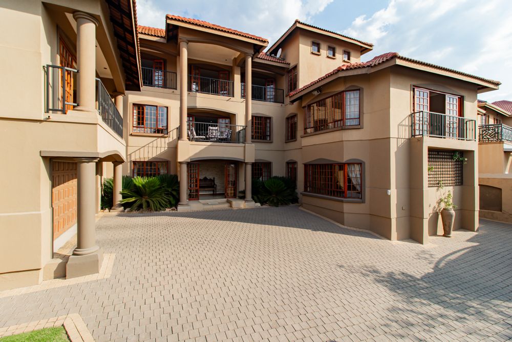 Elegant entrance with plenty of parking space