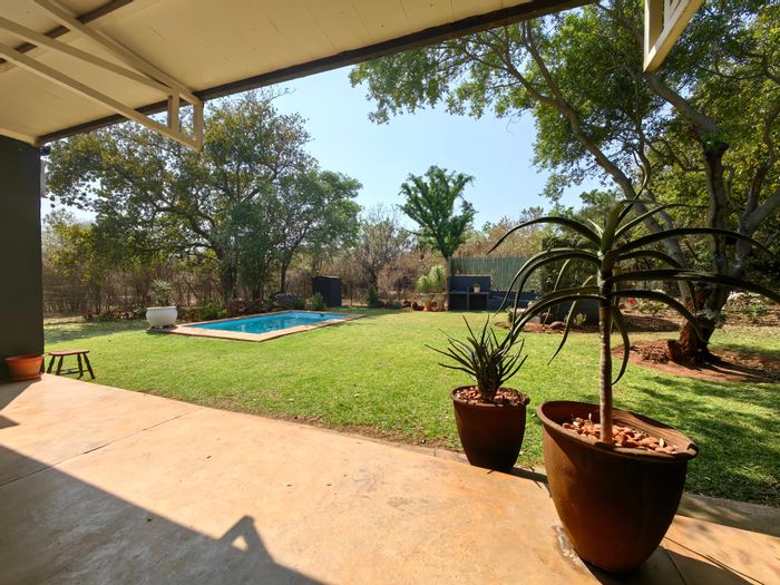 For Sale: House in Buffelshoek AH with private runway, pool, and en-suite bedrooms.