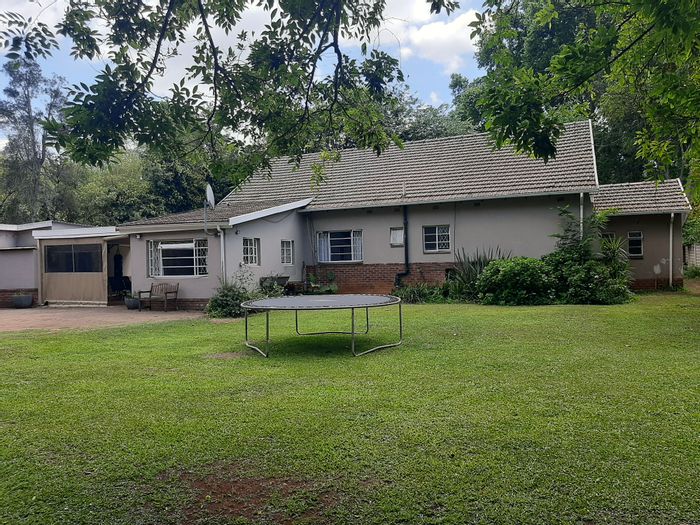 3-bedroom house in Boughton for sale, featuring garden, lounge, and entertainment area.