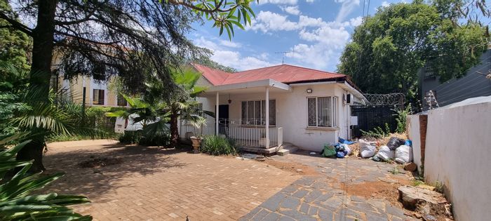 Hatfield House For Sale: 6 bedrooms, 2 bathrooms, ample parking, prime location.