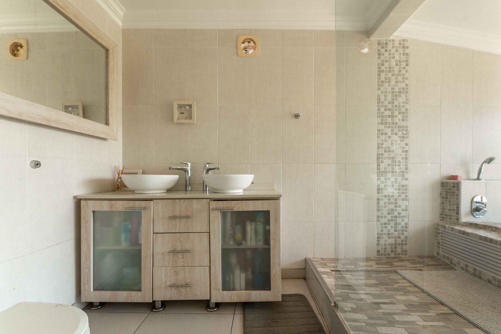 Bedroom 4 en-suite - Downstairs