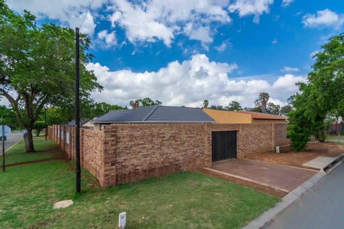 Fleurhof House For Sale: Spacious 5 bedrooms, pool, cottage, ample parking.