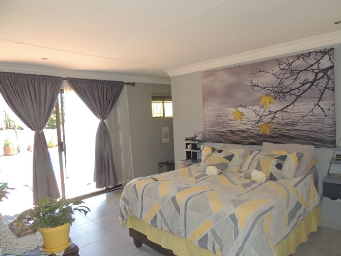 Elandspark House For Sale: Spacious 3-bed home with flatlet, pool, and braai area.