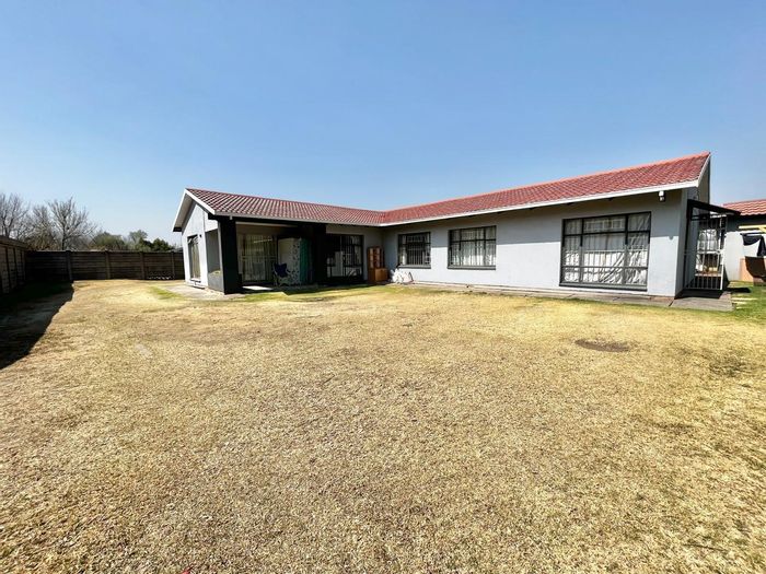 Kruinpark House For Sale: Nine furnished units, communal kitchen, ample parking, jojo tank.