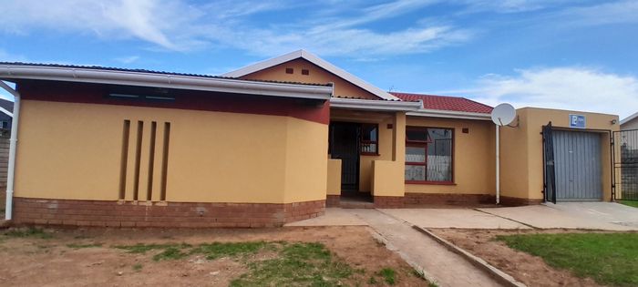 Dalindyebo House To Rent: 3 Bedrooms, 2 Bathrooms, Garage, Spacious Yard, Cottage.