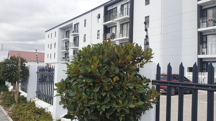 1-Bedroom Apartment For Sale in Parklands with garden, parking, and 24/7 security.