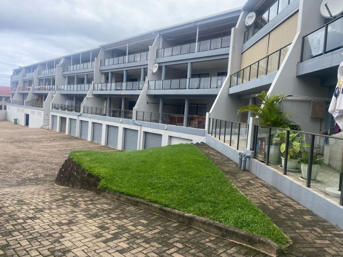 Uvongo Townhouse For Sale: 3 beds, 2 baths, patio, close to beaches and shops.