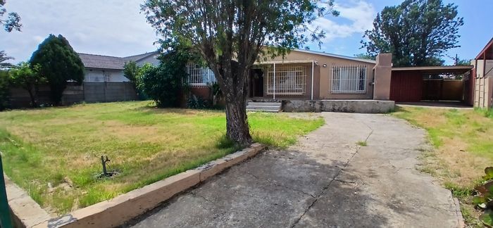 Witpoortjie House For Sale: 3 Bedrooms, Carport, Fenced Yard, Needs TLC.