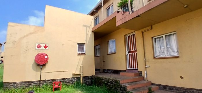 Witpoortjie Apartment For Sale: 2 Bedrooms, renovated bathroom, secure complex access.