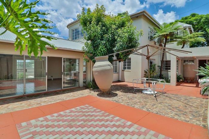 Kensington House For Sale: Spacious home with guest flat, ample parking, and security.