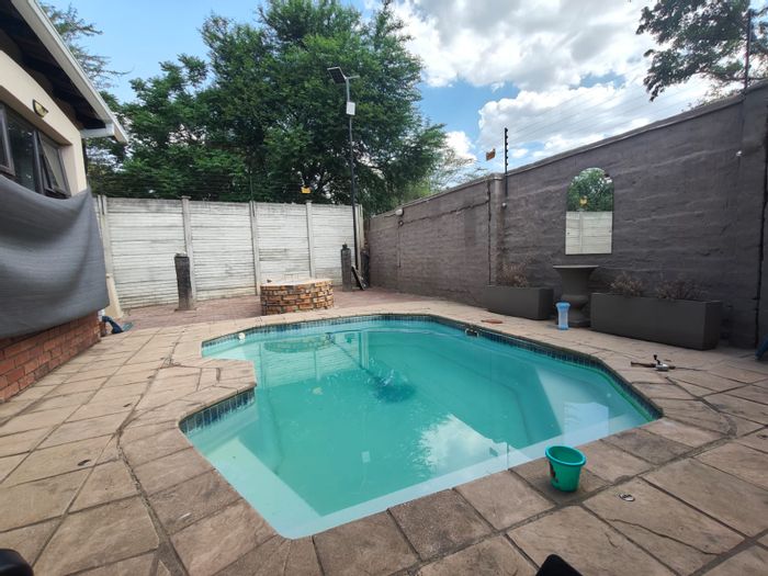 House For Sale in Waterval East: 3 beds, pool, garage, secure complex.