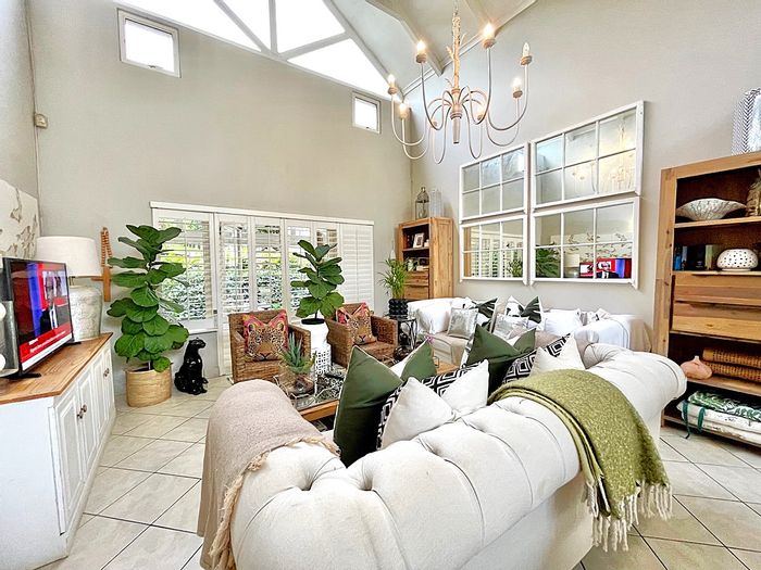 Ballito Central House For Sale: 3 beds, communal pool, near golf and amenities.