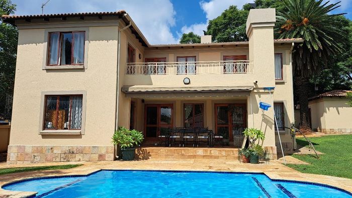 Kensington House For Sale: Spacious layout, pool, garden, security, and ample parking.