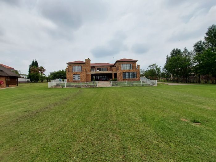 Marlbank Farm For Sale: 4 residences, riverfront access, entertainment amenities, secure living.