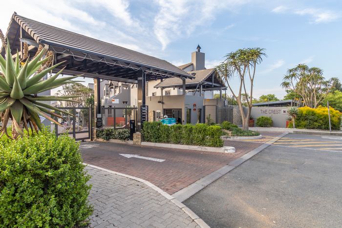 Sunninghill Apartment For Sale: 1 bed, pool, clubhouse, 24-hour security, prime location.